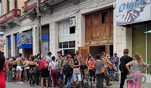 La alarmante escasez de efectivo en Cuba profundiza la crisis de una población ya exhausta por el desabastecimiento y la inflación